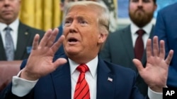 El presidente Donald Trump habla con periodistas en la sala Oval de la Casa Blanca en Washington el martes, 11 de febrero de 2020. 