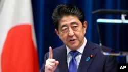លោក Shinzo Abe នាយករដ្ឋមន្ត្រី​ជប៉ុន​ថ្លែង​នៅ​ក្នុង​សន្និសីទ​កាសែត​មួយ​នៅ​ក្នុង​វិមាន​នាយករដ្ឋមន្ត្រី នៅ​ក្នុង​ក្រុង​តូក្យូ កាលពី​ថ្ងៃទី២៥ ខែកញ្ញា ឆ្នាំ២០១៧។
