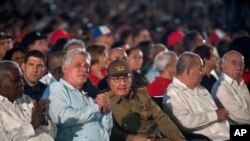 ARCHIVO - El presidente de Cuba, Miguel Díaz-Canel, con camisa azul, acompañado de Raúl Castro, de uniforme, durante un acto del Partido Comunista cubano, en abril de 2021.