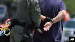 Los grupos defensores de los inmigrantes, aseguran de que los agentes de Inmigración y Aduanas constantemente abusan de la fuerza cuando irrumpen en las viviendas de personas indocumentadas.