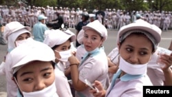 Para pekerja pabrik di Karawang, Jawa Barat. (Foto: Dok)