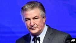 ARCHIVO- Alec Baldwin es el maestro de ceremonias de la Gala del Premio Robert F. Kennedy Human Rights Ripple of Hope en el hotel New York Hilton Midtown el 9 de diciembre de 2021, en Nueva York. 