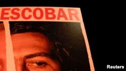 ARCHIVO - Recorte de un carte portado por un manifestante pacifista en Israel el 23 de marzo de 2024, con una composición de dos caras comparando al primer ministro Benjamín Netanyahu con Pablo Escobar . 