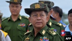 រូប​ឯកសារ៖ អគ្គមេបញ្ជាការ​យោធា​មីយ៉ាន់ម៉ា លោក Min Aung Hlaing ត្រួតពល​ នៅ​ក្បែរ​រដ្ឋធានី​ណៃពិដោ កាល​ពីថ្ងៃ​ទី២៩ ខែសីហា ឆ្នាំ២០១៨។ 