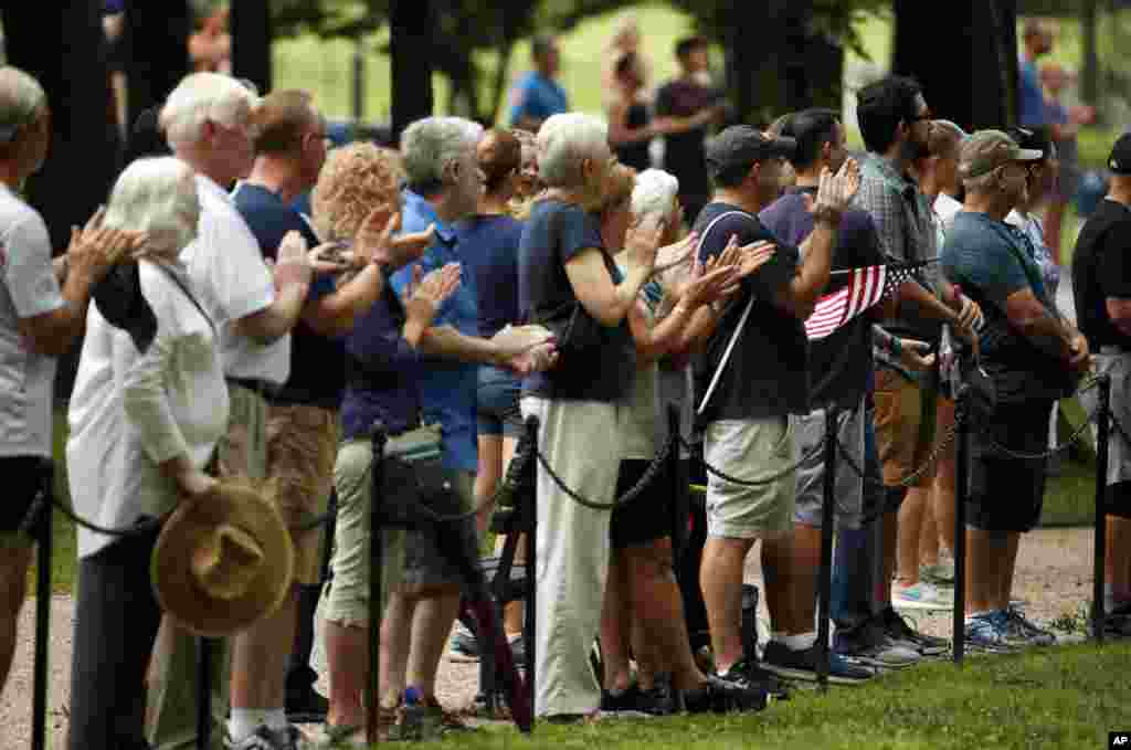 Espectadores saludan a Cindy McCain, esposa del senador John McCain, tras depositar una ofrenda floral en el Monumento a los Veteranos de Vietnam en Washington, el 1 de septiembre de 2018. 
