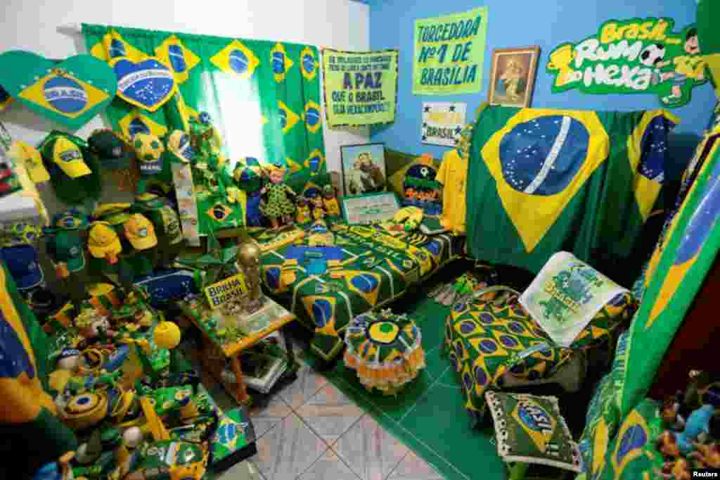 O quarto de Marilza decorado com as cores do Brasil. Brasília, Maio 27, 2014 REUTERS/Joedson Alves