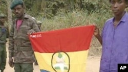 Rebeldes da FLEC-FAC mostrando a bandeira do movimento independentista