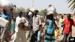 "Yan gudun hijira sandiyar hare-haren 'yan Boko Haram sun karban kayayyakin agaji da suka hada da abinci a sansanin 'yan gudun hijira a Yola.