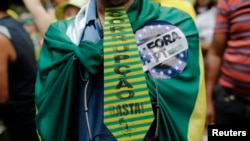 Manifestante brasileira protesta contra a corrupção