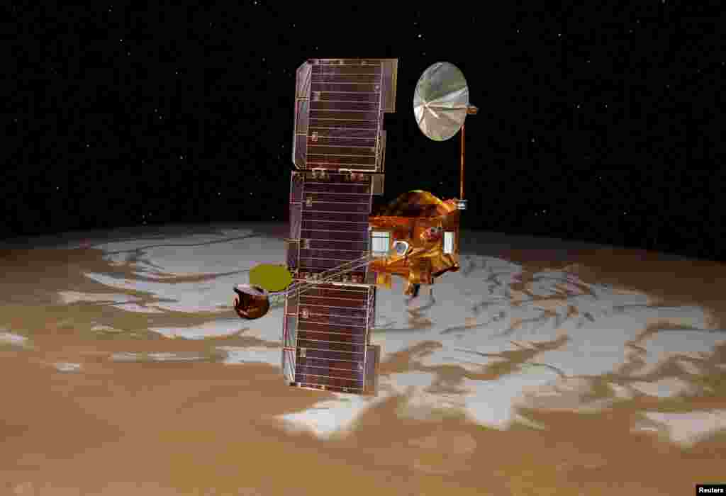 Gambar ilustrasi pesawat antariksa NASA 'Odyssey' melewati kutub selatan planet Mars.