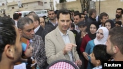 El presidente sirio, Bashar al Assad, conversa con los habitantes del poblado Ein al Tinah, al noreste de Damasco.