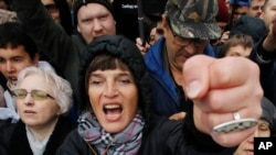 A woman shouts during a rally to support political prisoners in Moscow, Russia, Sunday, Sept. 29, 2019. (AP Photo/Dmitri Lovetsky)