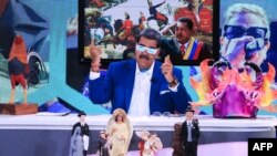 El presidente Nicolás Maduro gesticula durante la transmisión de su programa semanal Maduro+, este 1 de Julio de 2024, en una fotografía divulgada por su despacho.