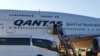 Warga Australia yang dievakuasi dari Wuhan, China tiba di pangkalan RAAF Learmonth di Australia Barat dengan naik pesawat Qantas Boeing 747-400 sewaan sebelum dikarantina di Pulau Christmas, 3 Februari 2020. (Foto: Departemen Pertahanan Australia/Reuters)
