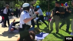 Polisi berusaha melerai bentrokan antara pendukung dan demonstran anti-Erdogan dalam kunjungan Presiden Turki Erdogan di Washington DC, 16 Mei lalu (foto: dok). 