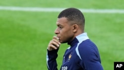 El francés Kylian Mbappé durante una sesión de entrenamiento en Paderborn, Alemania, el jueves 13 de junio de 2024. 