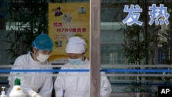 在北京一家医院的高烧门诊部，护士正收集病人的血液样品（资料图片）