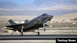 한국 방위사업청은 24일 차기전투기로 5세대 스텔기 전투기 F-35A를 구매하기로 결정했다고 밝혔다.