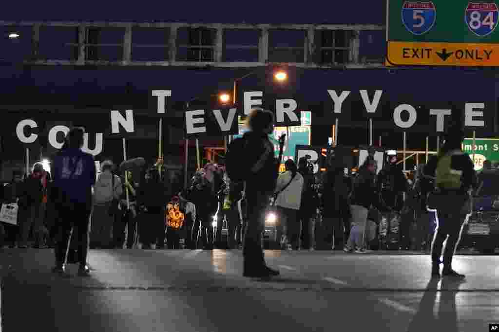 Batelemeli na Portland, Oregon., 4 novembre 2020. (AP Photo/Marcio Jose Sanchez)