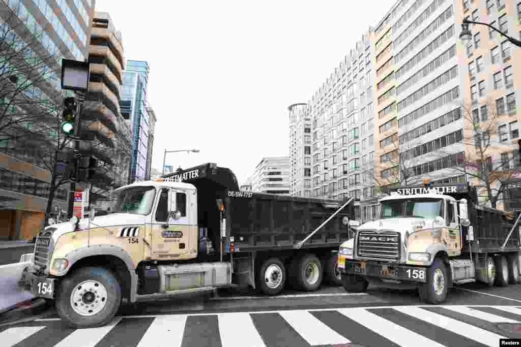 Los camiones bloquean una calle cerca de la Casa Blanca, en Washington. 17 de enero de 2021.