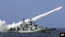 中國軍艦在南中國海的實彈射擊軍事演習（資料照片）