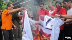Kelompok Front Pancasila membakar lambang PKI di halaman Ismail Marzuki, sebagai bentuk penolakan simposium bertajuk "Membedah Tragedi 1965"