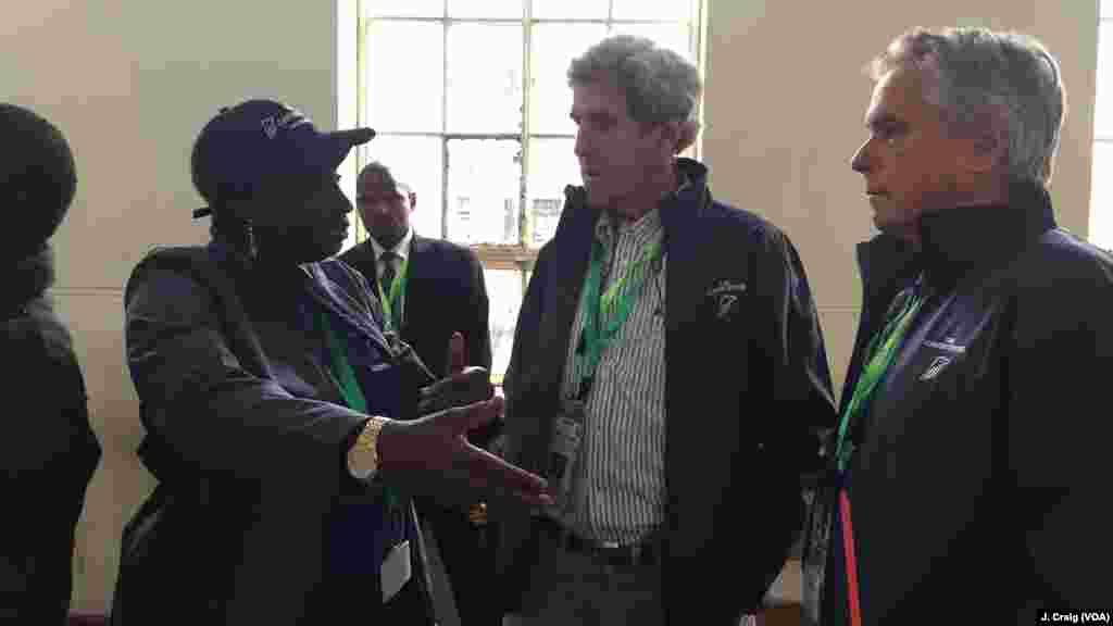 Former U.S. secretary of state John Kerry and former prime minister of Senegal Aminata Touré, co-leaders of the Carter Center’s election observation mission in Kenya, are seen at the Westlands Primary School in Nairobi. (J. Craig/VOA)