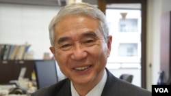 전국탈북민인권연대가 청와대 앞 분수광장에서 탈북 여종업원 북송반대 기자회견을 열고 있다. 앞서 유엔 북한인권 특별보고관의 방한 이후 북한 식당 종업원 사건의 진상 규명을 요구하는 목소리가 높아가고 있는 가운데, 불필요한 논란이라는 주장도 제기되고 있다.