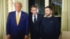 O Presidente da França, Emmanuel Macron (C), o Presidente eleito dos EUA, Donald Trump (Esq.), e o Presidente da Ucrânia, Volodymyr Zelensky, posam antes de uma reunião no Palácio Presidencial do Eliseu, em Paris, 7 dezembro 2024. 