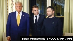 O Presidente da França, Emmanuel Macron (C), o Presidente eleito dos EUA, Donald Trump (Esq.), e o Presidente da Ucrânia, Volodymyr Zelensky, posam antes de uma reunião no Palácio Presidencial do Eliseu, em Paris, 7 dezembro 2024. 
