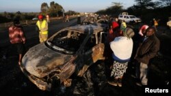 La famille des victimes et des passant regardent les dégâts de la voiture laprès l'explosion d'un camion-citerne à Naivasha,à l'ouest de Nairobi, Kenya, le 11 décembre 2016.