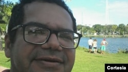 Jailton C. Amaral trabalha como técnico de contabilidade na região metropolitana de João Pessoa, capital da Paraíba, Brasil.