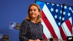 Посолка США при НАТО Джуліан Сміт зауважила, що у разі, якщо Росія досягне успіху, європейська та трансатлантична безпека опиняться під ризиком. AP Photo/Virginia Mayo

