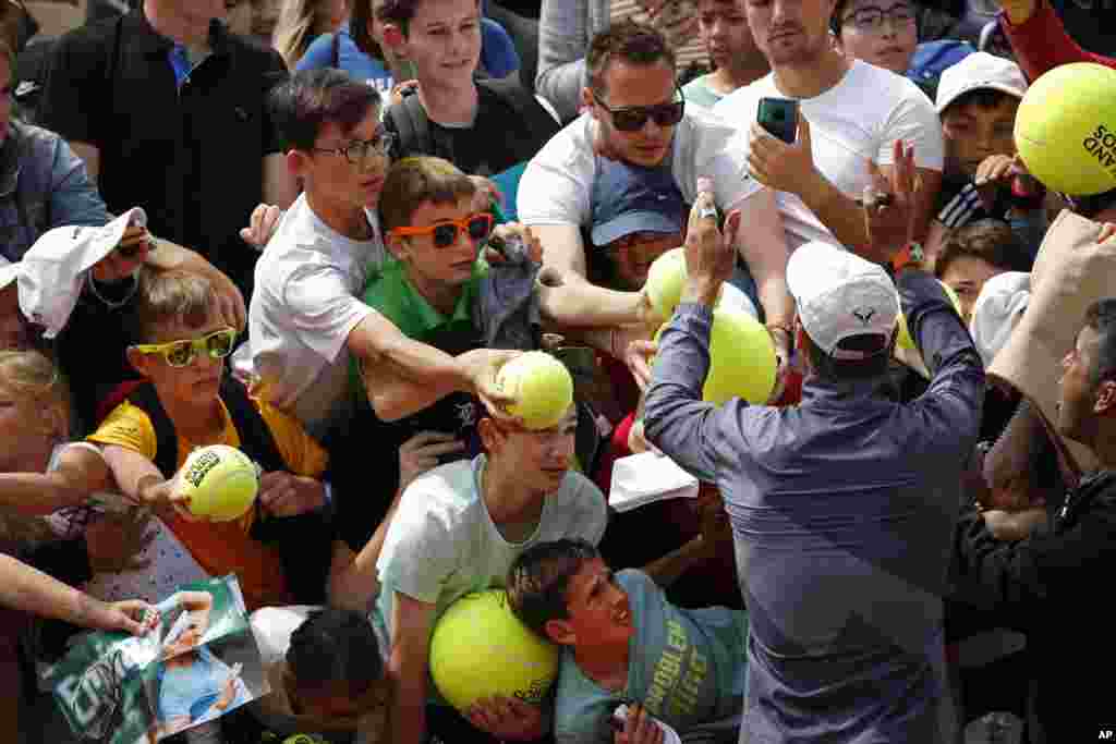 កីឡាករ Rafael Nadal នៃប្រទេសអេស្ប៉ាញនិងអង្គរក្សសុំឲ្យអ្នកគាំទ្រកុំជ្រួលច្របល់ពេកដើម្បីការពារកុំឲ្យកៀបក្មេងតូចៗបន្ទាប់ពីការប្រកួតជុំទីពីររបស់លោក Nadal នៃការប្រកួតកីឡាតេនីសជាមួយនឹងលោកYannick Maden នៃប្រទេសអាល្លឺម៉ង់ក្នុងកីឡដ្ឋាន Roland Garros ទីក្រុងប៉ារីស។