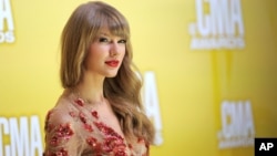 Taylor Swift arrives at the 46th Annual Country Music Awards at the Bridgestone Arena on Thursday, Nov. 1, 2012, in Nashville, Tennessee.