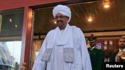 Presiden Sudan Omar al-Bashir keluar dari hotel tempatnya menginap di ibukota Abuja, Nigeria (14/7). Kelompok HAM menyerukan penangkapan Bashir yang didakwa oleh ICC. 