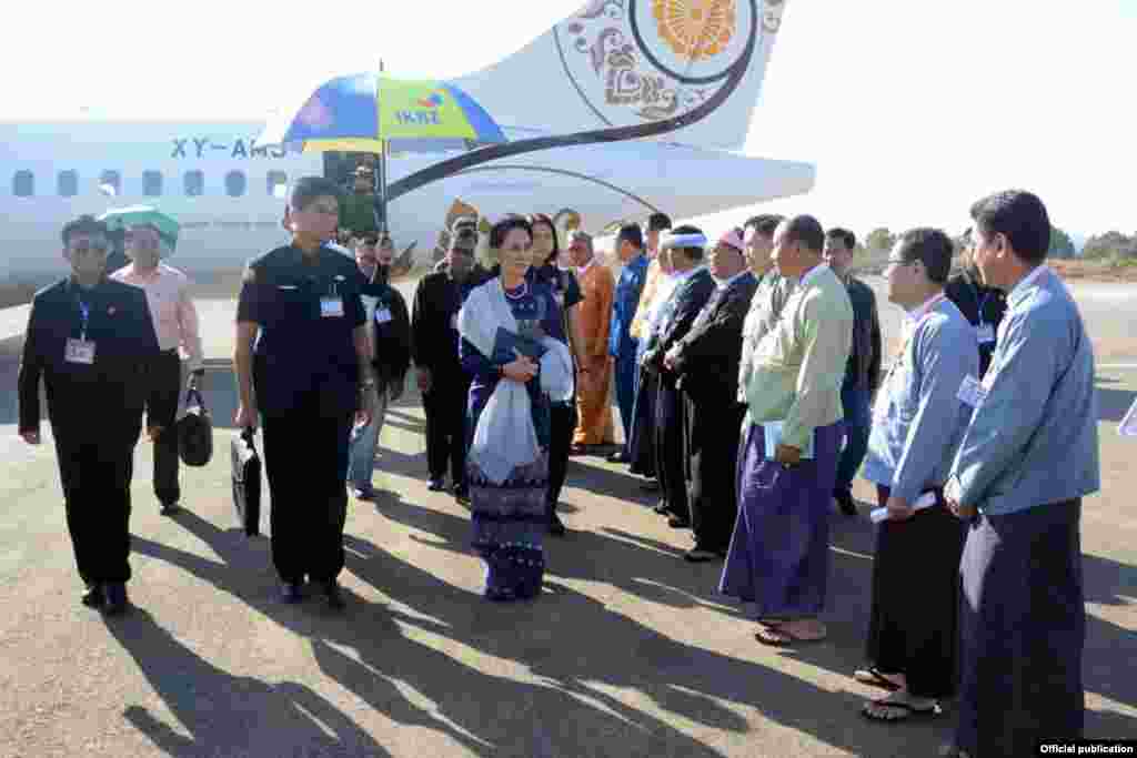 ပြည်ထောင်စုနေ့အခမ်းအနား တက်ရောက်ဖို့ တောင်ကြီးမြို့ကို ဒေါ်စု ခရီးတထောက်နား ရောက်ရှိစဉ်