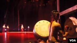  “无垢舞蹈剧场”在莫斯科演出的“观”舞剧(美国之音白桦拍摄)
