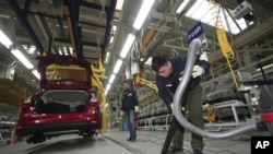 福特汽車公司在中國的合資企業重慶長安福特汽車公司的工人們在工作
