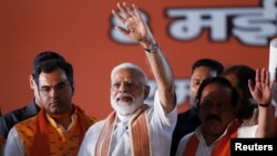 Le Premier ministre indien Narendra Modi, saluant ses partisans lors d'un meeting de campagne à New Delhi, le 8 mai 2019.