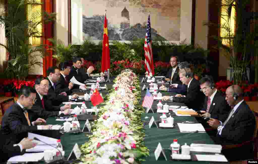 2009年10月29日， 中国副总理王岐山和美国农业部长维尔萨克，商务部长骆家辉，贸易代表科克，驻华大使洪博培在杭州开会