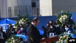 El presidente de Guatemala, Alejandro Giammattei, el 12 de marzo de 2021, tras la llegada al país de los ataúdes con los restos de los migrantes guatemaltecos que fueron encontrados asesinados en el estado norteño de Tamaulipas.