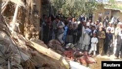 Para murid mengamati lokasi serangan drone yang diduga milk AS yang menarget sebuah sekolah di distrik Hangu, perbatasan Waziristan Utara (21/11).