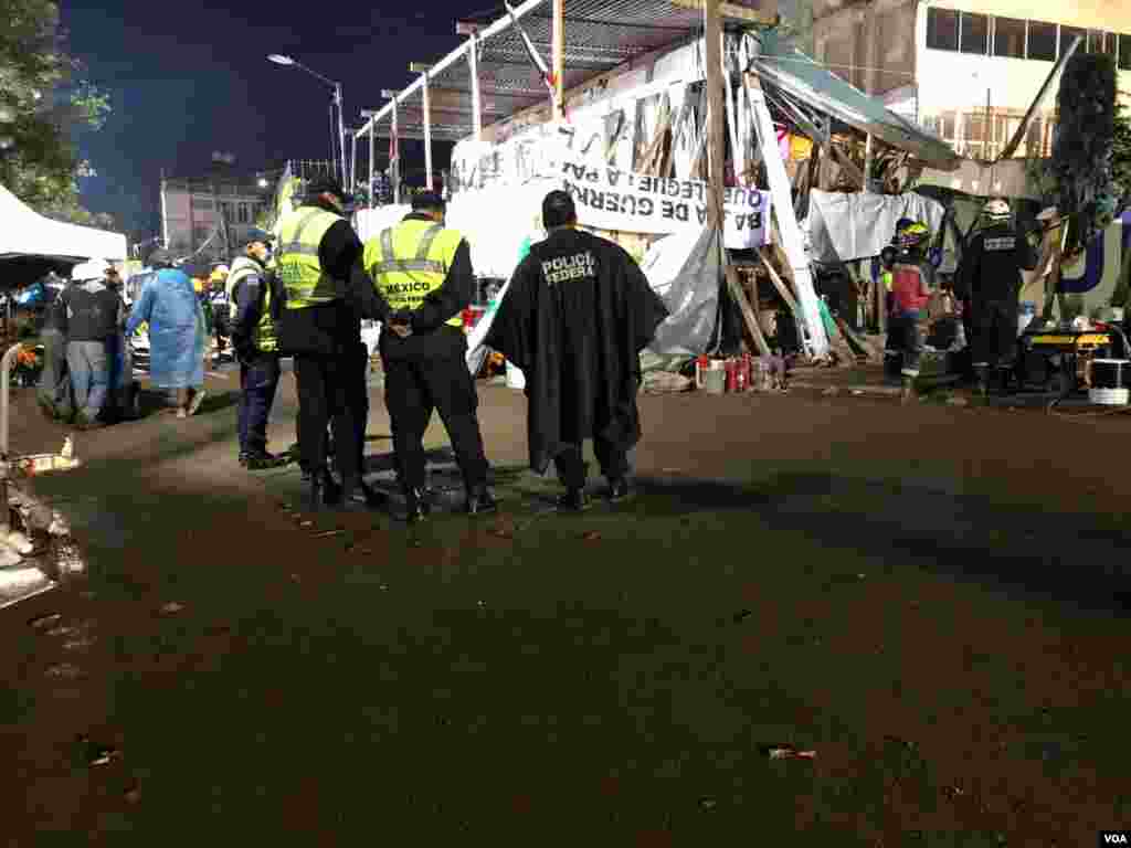 Police at the scene of a building where recovery efforts are ongoing after a massive 7.1 earthquake hit Mexico City, Mexico, Sept 21, 2017. (Photo. C. Mendoza / VOA)