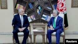 El representante especial de EE.UU. para Afganistán, Zalmay Khalilzad (L), se reúne con el presidente ejecutivo de Afganistán, Abdullah Abdullah, en Kabul, el 2 de septiembre de 2019.