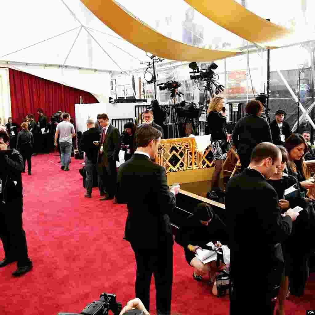 Des journalistes ont posé leurs caméras près du tapis rouge réservé aux stars hollywoodiennes, à Hollywood, Los Angeles, Californie, le 22 février 2015
