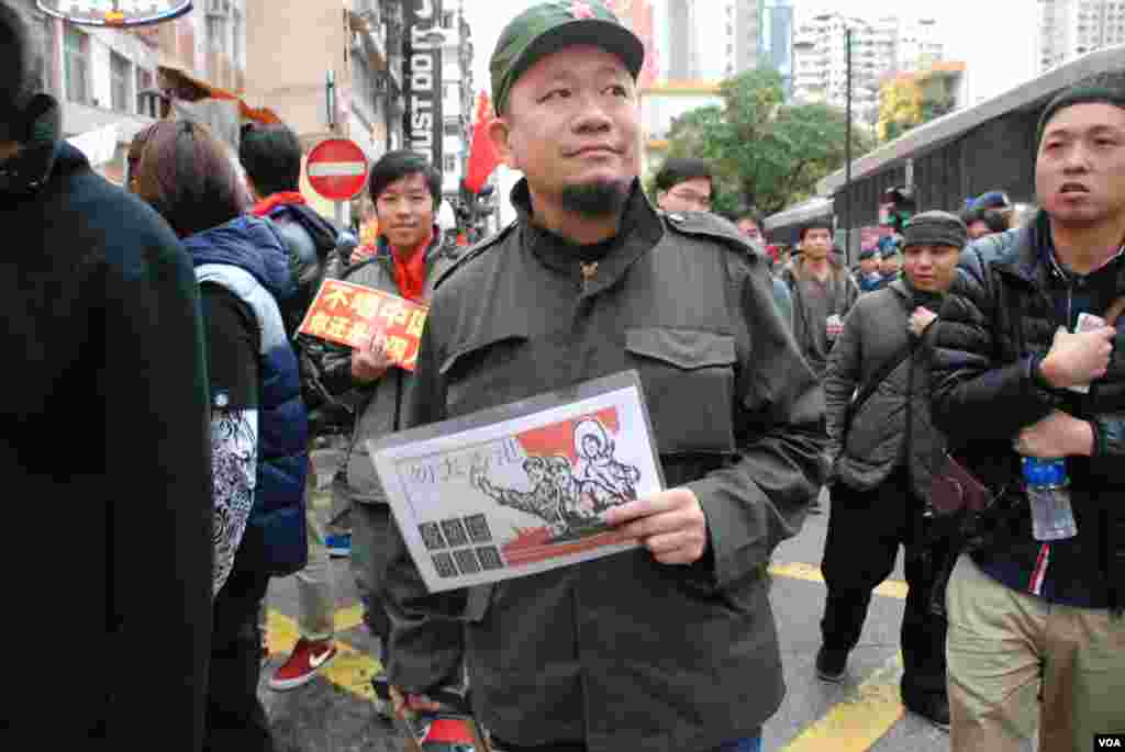 有遊行人士打扮成紅衛兵,手持標語呼籲大陸遊客勿到香港