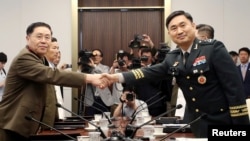 Janar An Ik San na Koriya ta Aewa da Manjo Janar Kim Do-gyun sun sha hannu a taronsu a kauyen Panmunjon
