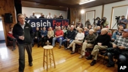 Kandidat Capres dari partai Republik, Gubernur Ohio John Kasich saat berkampanye di Newbury, New Hamshire (2/2).