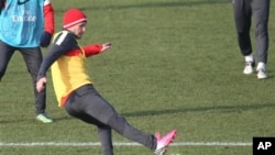 David Beckham menendang bola dalam sesi latihan dengan tim Paris Saint-Germain di Saint-Germain-en-Laye, di sebelah barat Paris (foto, 13/2).